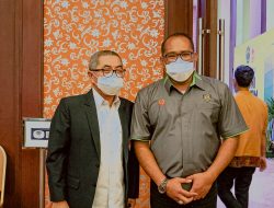 Kasmidi Bulang Memberi Selamat Kepada Rusdiansyah Aras berkat terpilihnya Menjadi Ketua KONI Kaltim 2022 – 2026