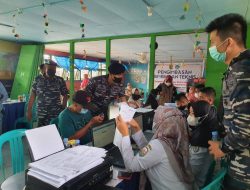 TNI AL (LANAL) Sangatta vaksin Pedagang Pasar Sangatta Selatan