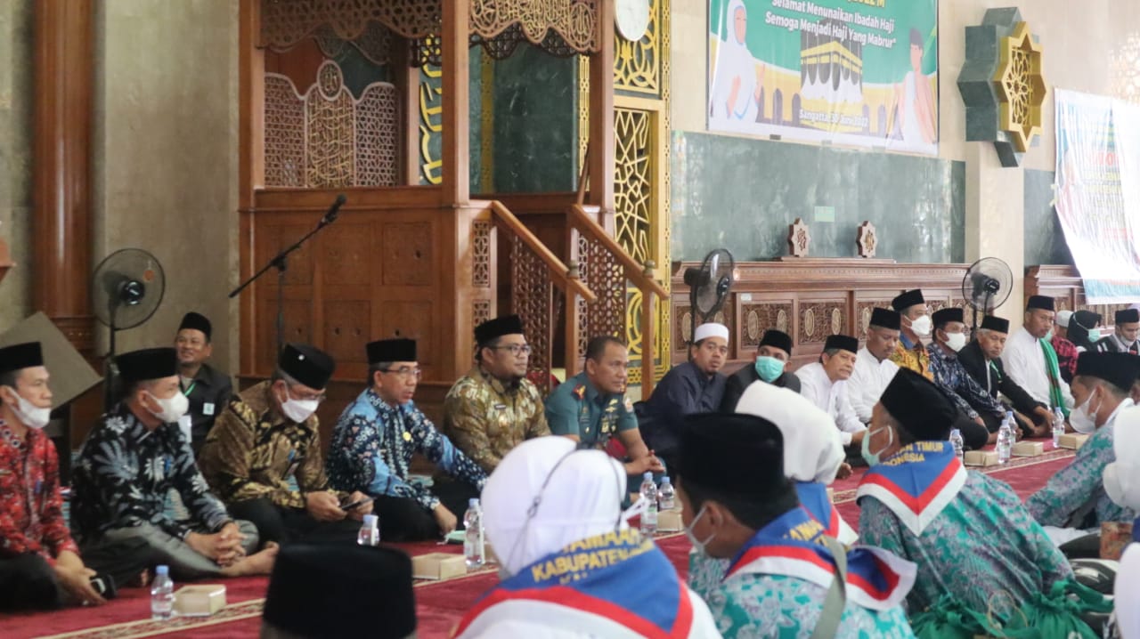 Acara pelepasan jamaah haji ke Tanah Suci di Masjid Agung Al-Faruq Bukit Pelangi, Sangatta, Kamis (30/6/2022)