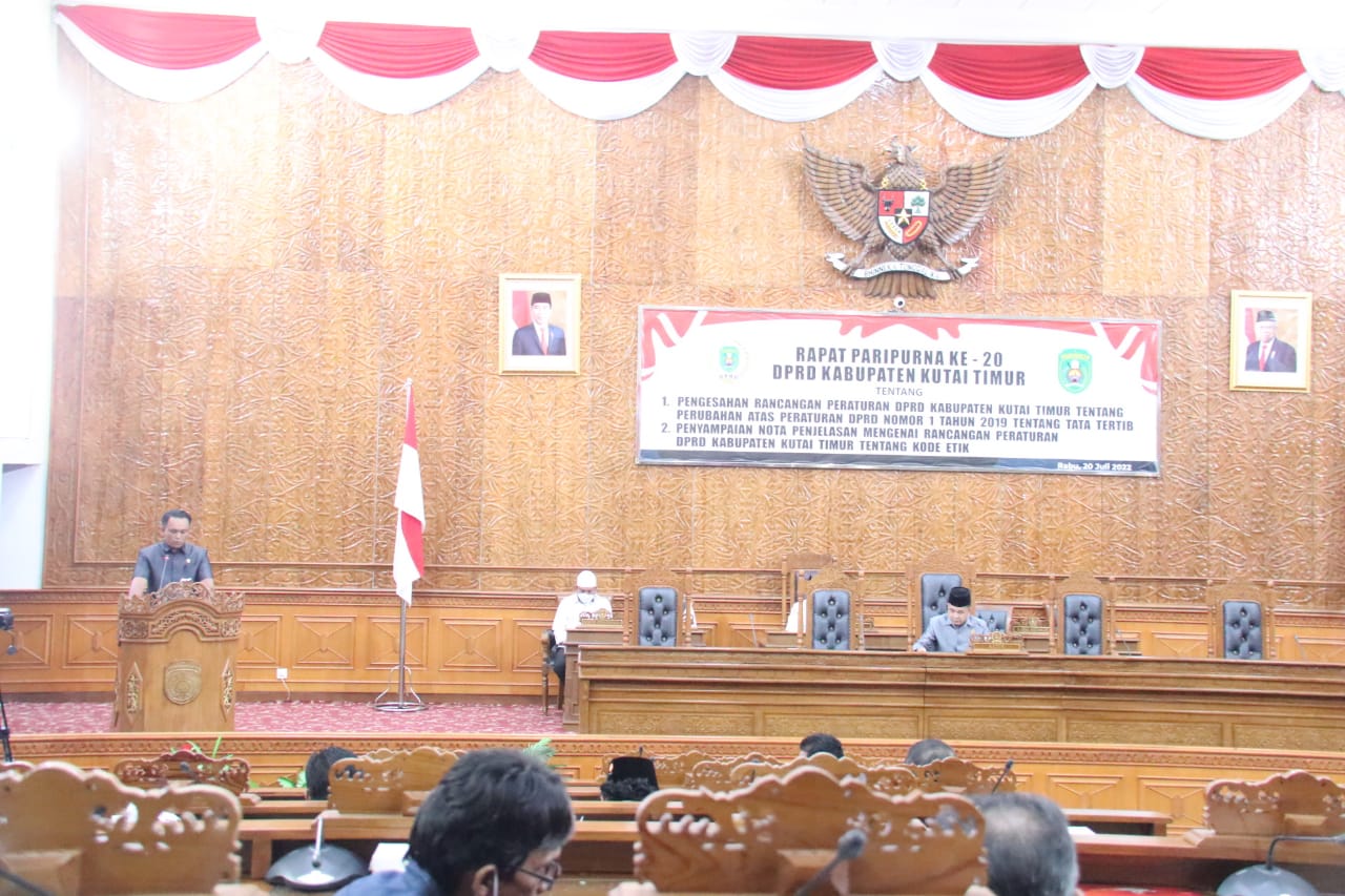 Anggota DPRD Kutim dari Fraksi Demokrat Abdi Firdaus membacakan Penyampaian Nota Penjelasan Rancangan Peraturan DPRD Kutim tentang Kode Etik