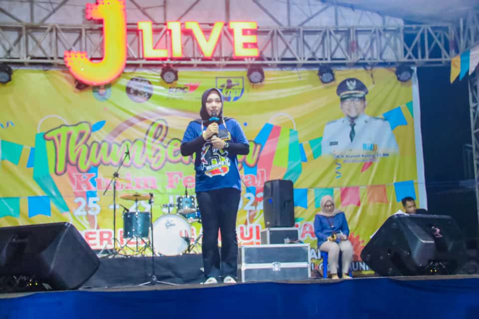 Wakil Ketua 2 DPRD Kutim Asti Mazar saat memberikan sambutan di acara Tumbenska Kutai Timur Festival 2022 yang digelar di Folder Ilham Maulana