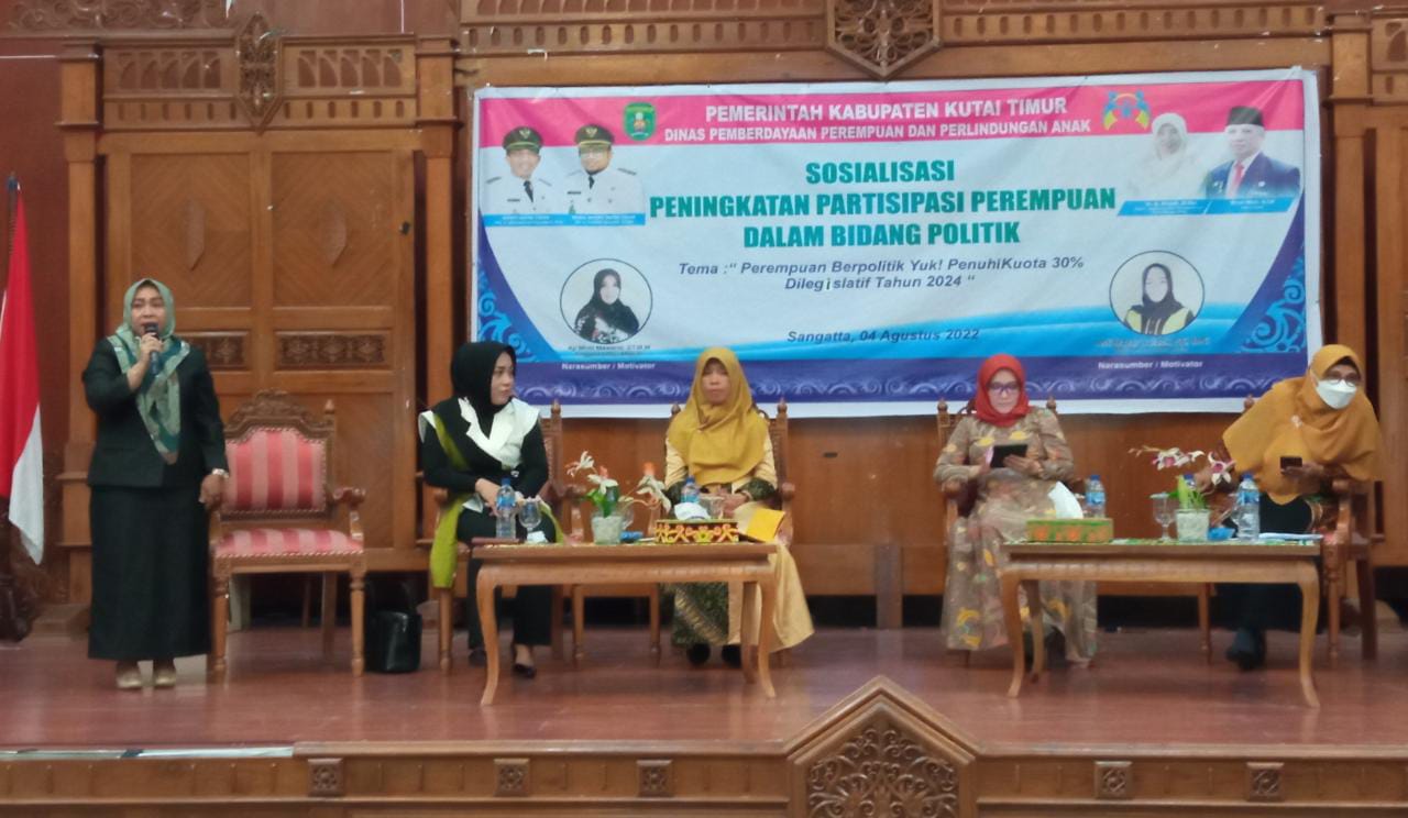 Anggota DPRD Hj Fitriyani kepada para peserta Sosialisai peningkatan partisipasi perempuan bidang politik