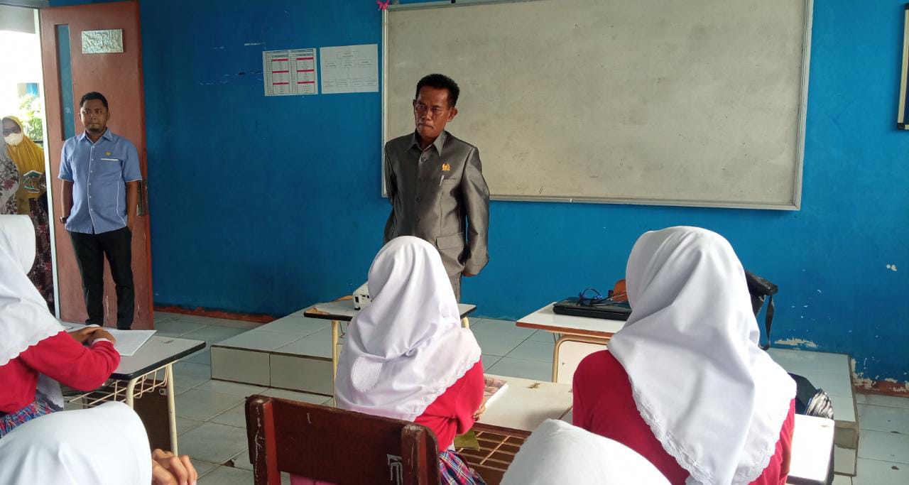 Anggota DPRD Kutai Timur Yulianus Palangiran melakukan inspeksi mendadak (sidak) guna meninjau secara langsung kondisi sarana prasarana (sarpras) serta pelayanan pendidikan di lingkungan SMPN 1 Sangatta Utara