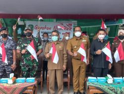 Ketua DPRD Kutim Bagikan Bendera Merah Putih Jelang HUT RI ke 77