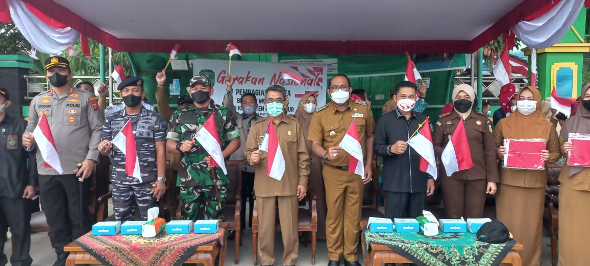 Ketua DPRD Kutai Timur (Kutim) H Joni bersama unsur pimpinan Forkopimda ikut berpartisipasi membagikan 1000 Bendera Merah Putih menjelang peringatan Hari Kemerdekaan ke 77 Republik Indonesia