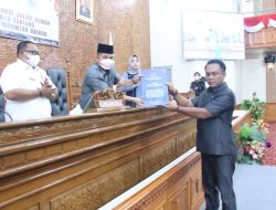 7 Fraksi Sampaikan Pandangan Umum Raperda Mengenai Pedoman Tata Kearsipan Di Lingkungan Pemerintah Daerah