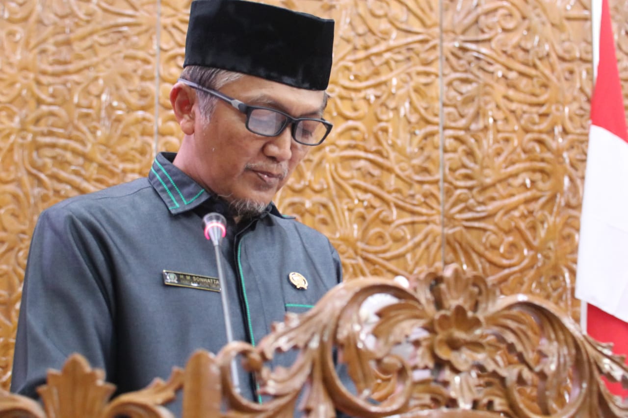 Anggota DPRD Muhhamad Son Hatta mewakili fraksi Persatuan Pembangunan saat menyampaikan pandangan fraksi dalam rapat Paripurna ke 31 mengenai Pandangan Umum mengenal Nota Penjelasan Kepala Daerah Terhadap Rancangan Peraturan Daerah Tentang Pedoman Tata Kearsipan Pemerintah Daerah