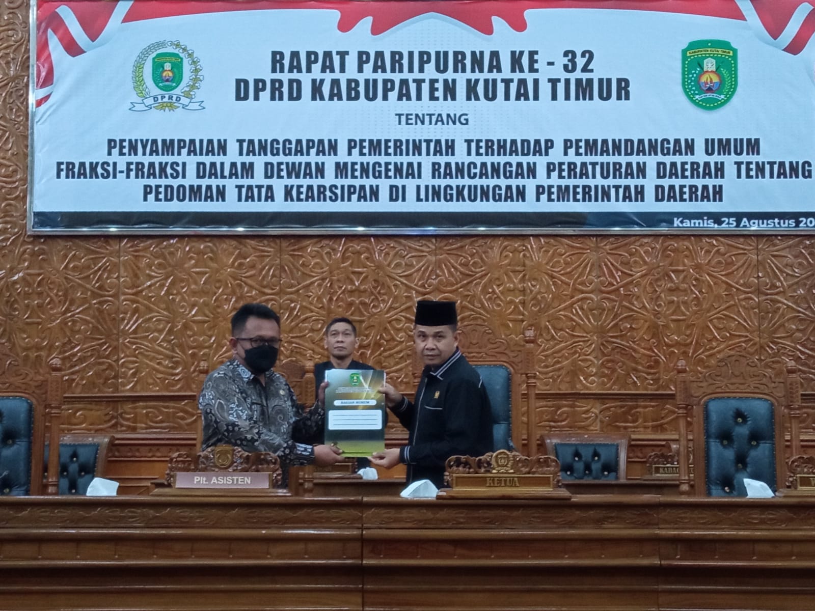 Pemkab Kutim menanggapi pemandangan umum fraksi-fraksi yang Dalam sidang paripurna yang dipimpin oleh Ketua DPRD serta dihadiri 20 anggota legislatif