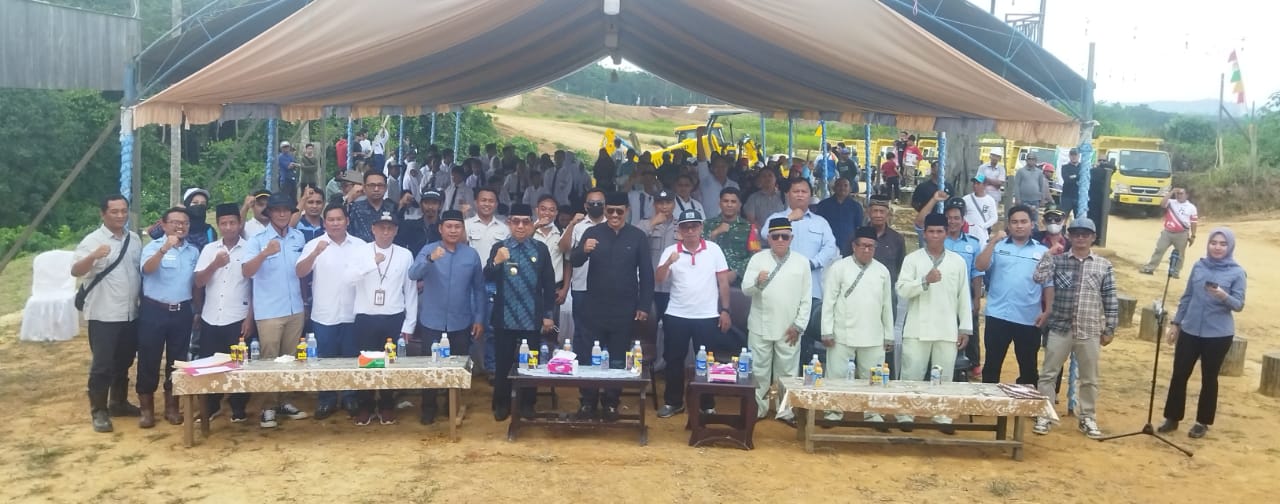 Pembangunan di tandai dengan peletakan batu pertama oleh Bupati Kutim H Ardiansyah Sulaiman yang turut di hadiri dan saksikan oleh dua Anggota DPRD Kutim, H Arfan serta Anggota legislatif Masdari Kidang