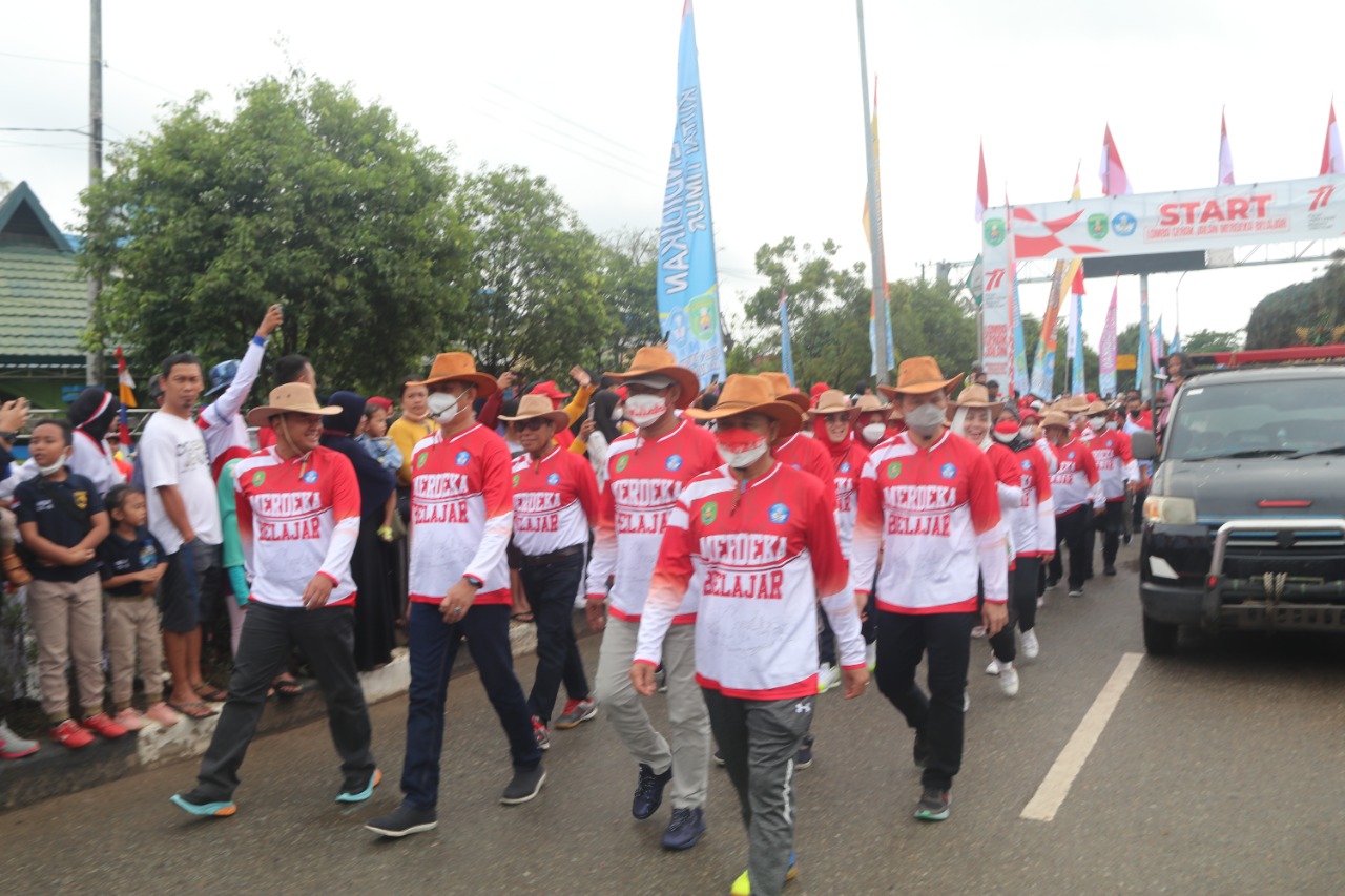 Pimpinan DPRD Kutim menghadiri sekaligus ikut berpartisipasi guna memeriahkan kegiatan Gerak Jalan dengan tajuk Merdeka Belajar garapan Dinas Pendidikan