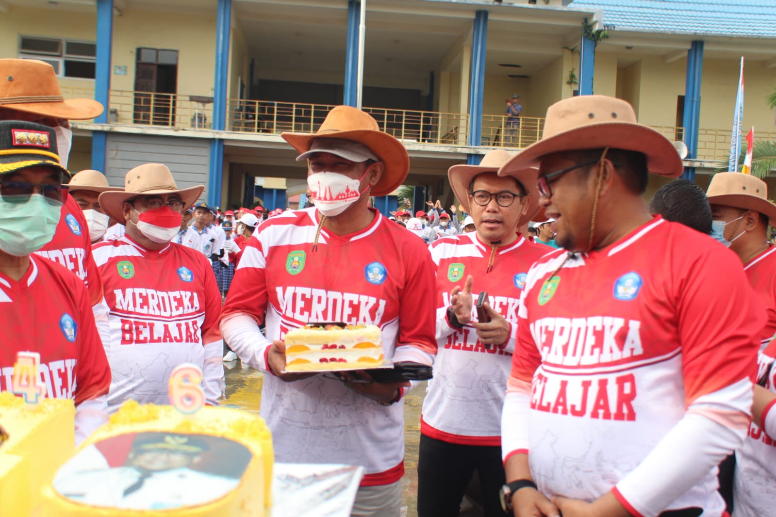 Wakil Ketua Kutim DPRD H Arfan mendapatkan kejutan kue ulang tahun (ultah) dari panitia pelaksana Gerak Jalan Merdeka Belajar garapan Dinas Pendidikan