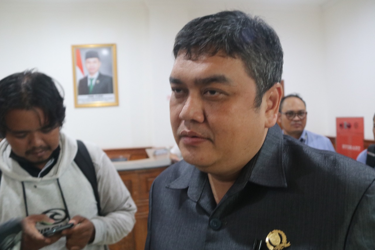 Anggota DPRD Hepnie yang memimpin rapat mengatakan terdapat kesepakatan yang di tanda tangani antara pihak pihak Karyawan beserta perusahaan yang di saksikan oleh pemerintah, guna sebagai tindak lanjut untuk menyelesaikan permasalahan