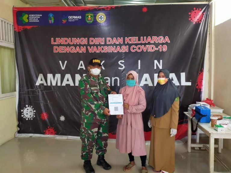 Jajaran Kodim 0909/Kutai Timur (KTM) melalui Koramil 0909-02 Sangkulirang bantu pendistribusian vaksinasi di Puskesmas Sangkulirang, Kabupaten Kutai Timur (Kutim)