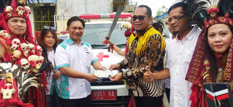 Wakil Bupati Kutai Timur (Kutim), Kasmidi Bulang menyerahkan bantuan dua unit ambulance yang masing-masing diberikan kepada Kerukunan Keluarga Kawanua dan Kerukunan Keluarga Besar Makassar (KKBM) Kutim.