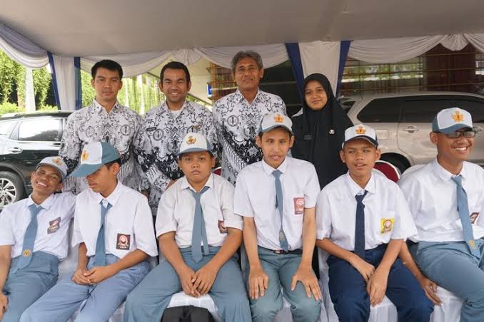 Guru Pedamping Khusus (GPK) sudah diatur dalam Permendiknas Nomer 70 tahun 2009 setiap sekolah wajib menyediakan fasilitas tambahan berupa guru pendamping