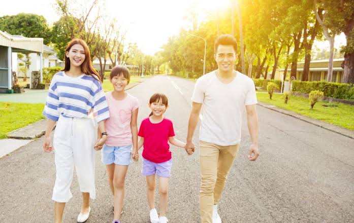 Kunci Keluarga Berkualitas terletak pada istri atau ibu yang bahagia. Hal ini yang ternyata tidak disadari oleh masyarakat khususnya kepala keluarga (suami/ayah)