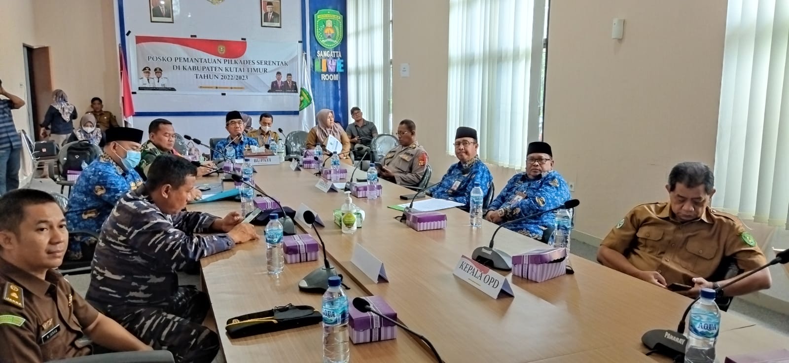 Bupati Kabupaten Kutai Timur (Kutim) melakukan pemantauan Pilkades secara  serentak di 77 desa dari 17 kecamatan secara virtual,