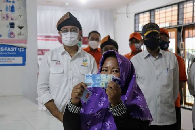 Budi Mulia Plt Sekretaris Dinas Sosial (Dinsos) Kabupaten Kutai Timur berharap bantuan sosial ini dapat digunakan dengan tepat dan bermanfaat