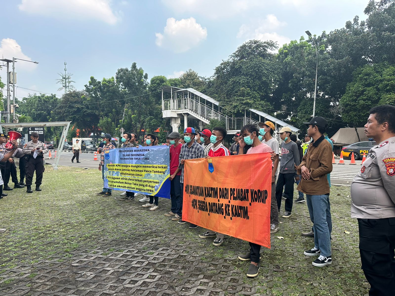 Aksi Demonstrasi PKC PMII Kaltimra tuntut dugaan korupsi di Kaltim kepada KPK RI di Gedung Merah.