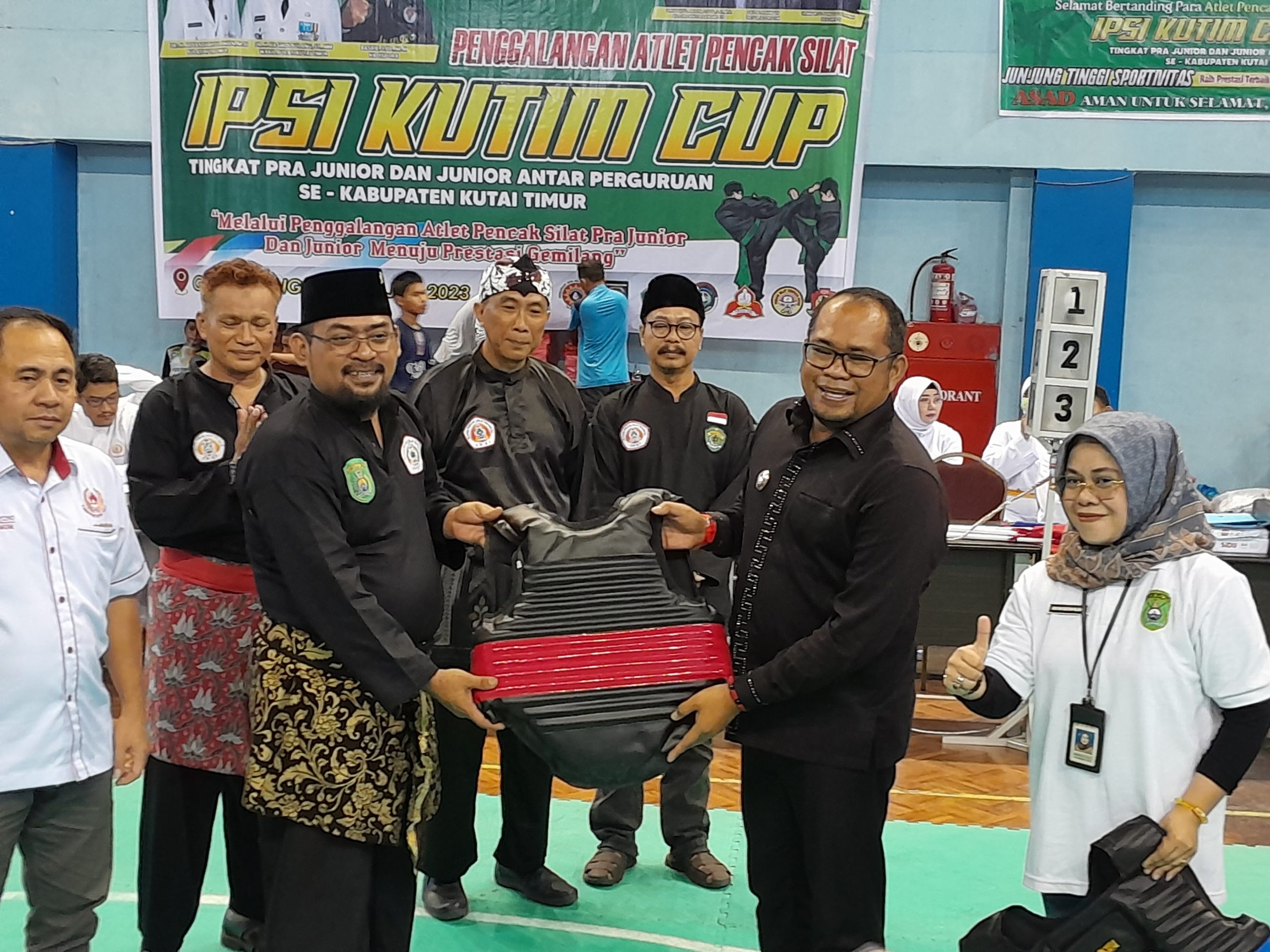 Pemerintah daerah memberikanfasilitas-fasilitas olahraga agar dapat dimanfaatkan sebaik-baiknya oleh masyarakat umum yang mempunyai minat dalam bidang olahraga