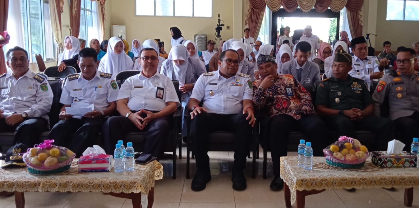 Dinas Pengendalian Penduduk dan Keluarga Berencana (DPPKB) menggelar pelayanan KB gratis secara serentak Satu Juta Akseptor di Gedung serbaguna Kecamatan Sangkulirang