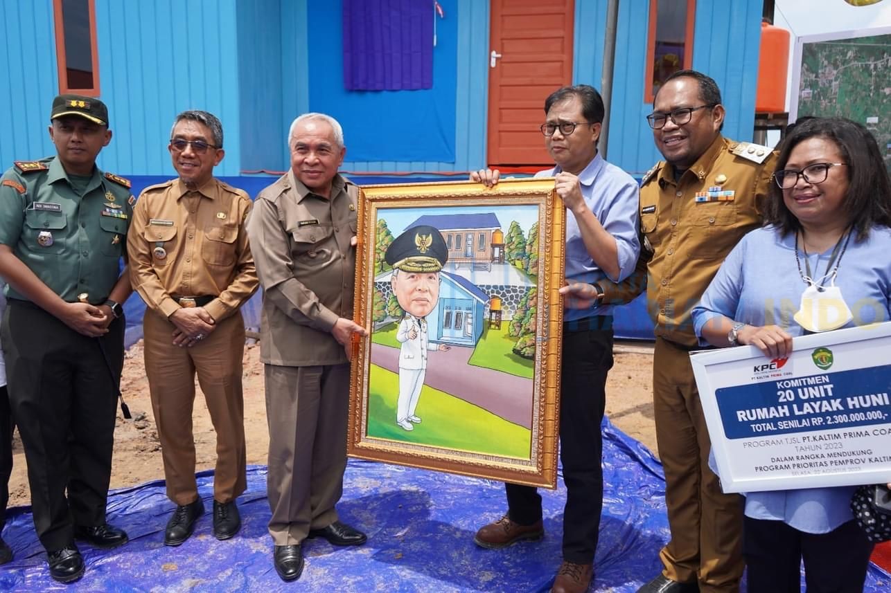 Gubernur Kaltim Serahkan bantuan 27 Unit rumah layak huni kepada masyarakat kutim.
