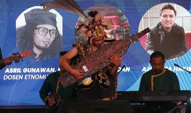 Dinas Pariwisata (Dispar) Kabupaten Kutai Timur (Kutim) menunjukkan penampilan lagu andalan berjudul "Sungai Sangatta" ciptaan Ahmad Rifanie