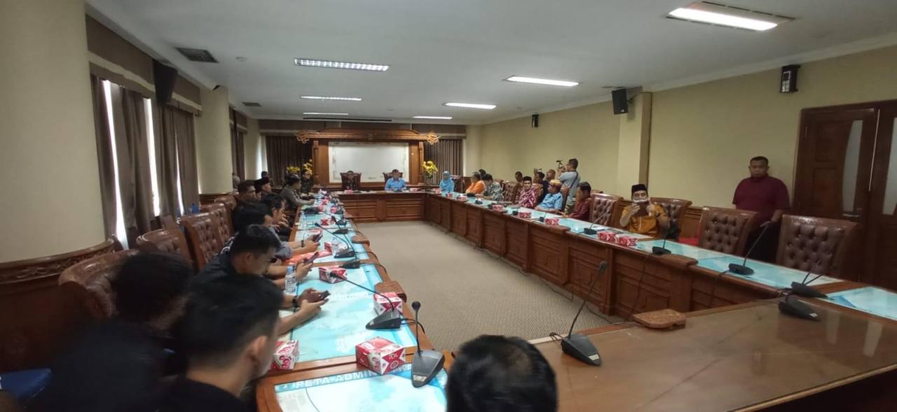 Bupati Kutai Timur Ardiansyah Sulaiman Rapat Kerja Bersama PT PLN dilaksanakan di Ruang Arau, Sekretariat Kabupaten Kutim, Jumat (26/4/2023).