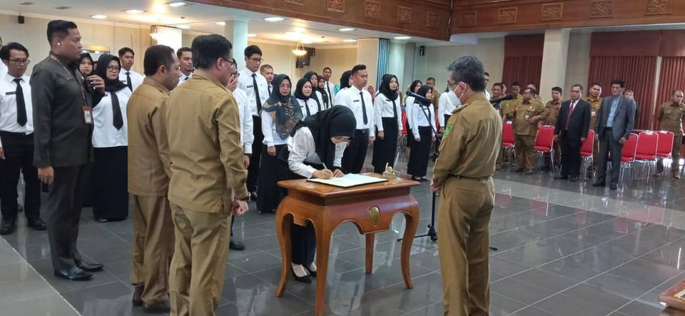 Penyerahan tersebut dirangkai dengan Pengambilan Sumpah/Janji PNS ke dalam Jabatan Fungsional (Jafung) di Lingkungan Pemerintah Kabupaten Kutim tahun 2023 yang digelar di ruang Meranti Kantor Sekretariat Kabupaten Kutim