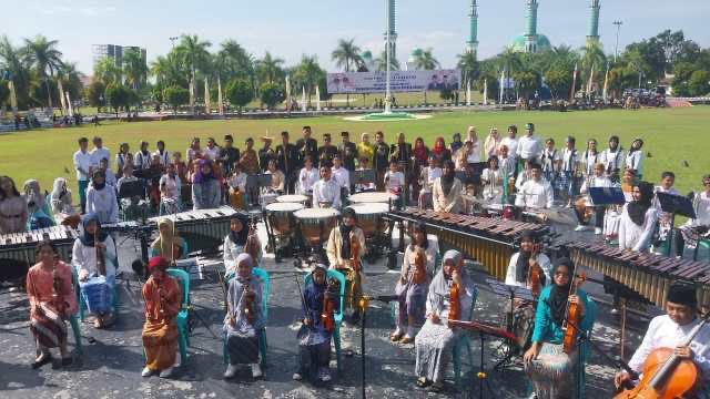 Kegiatan upacara memperingatan Hari Pendidikan Nasional (Hardiknas) tahun 2023 di halaman Kantor Bupati Kutim