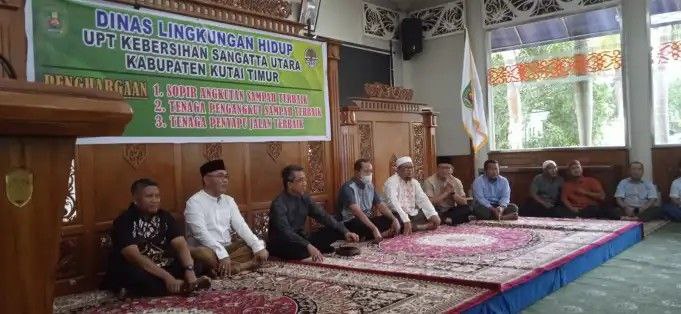 Bupati Kutim Ardiansyah Sulaiman secara langsung menyerahkan penghargaan tersebut kepada para petugas yang telah disebutkan di Pendopo Rujab Bupati Kutim