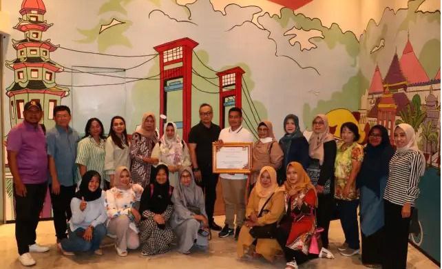 Eric Siswoyo Perwakilan Dinas Pengendalian Penduduk dan Keluarga Berencana (DPPKB) diberikan Penghargaan Juara I tingkat Nasional Apresiasi Tenaga Lini Lapangan Terbaik Tahun 2023 Kategori Petugas Lapangan KB Non ASN