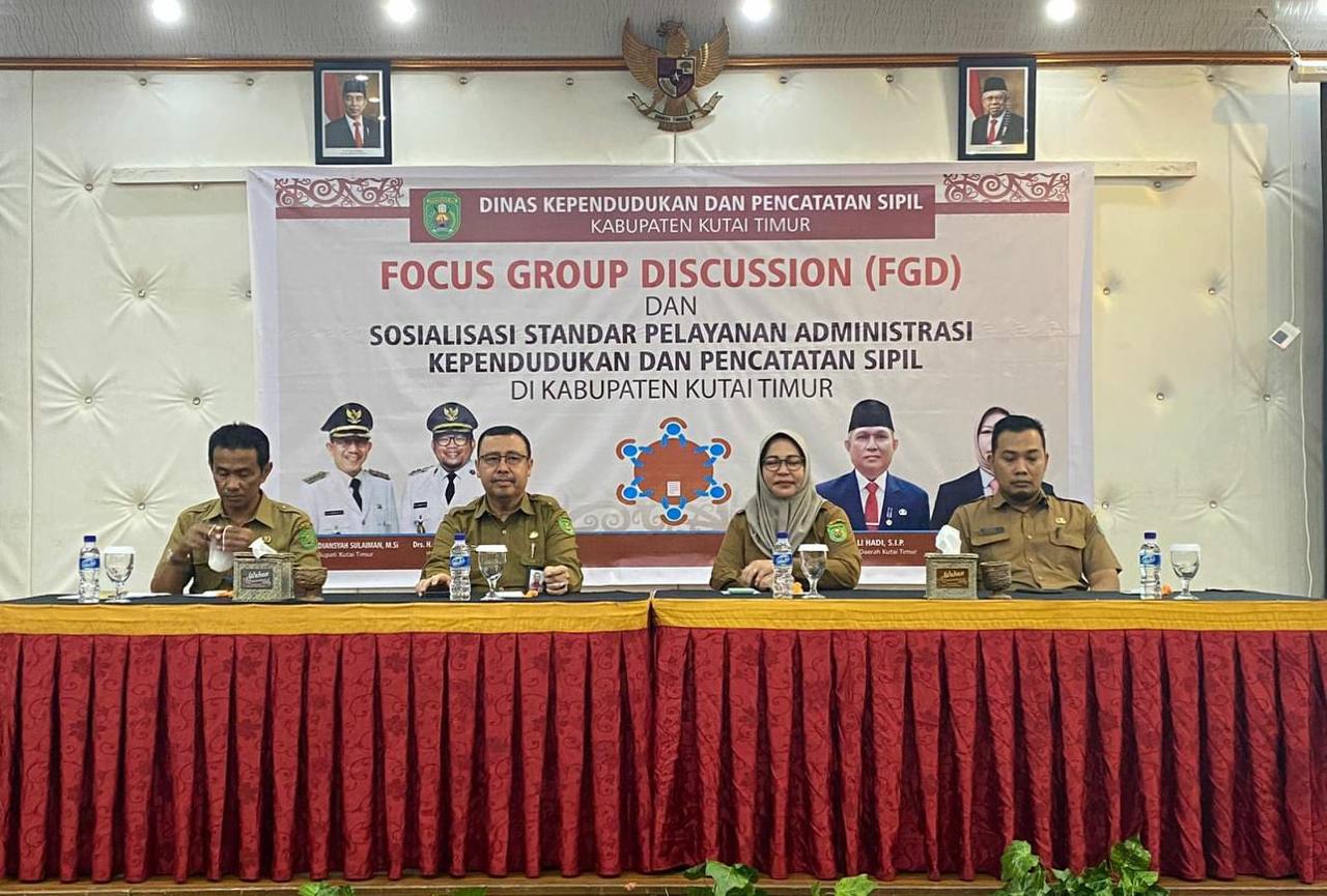 Disdukcapil Kabupaten Kutai Timur (Kutim) menggelar Focus Group Discussion (FGD) Sosialisasi Standar Pelayanan (SP) Administrasi Kependudukan (Adminduk) dan Pencatatan Sipil di Ruang D'lounge Hotel Royal Victoria, Kecamatan Sangatta Utara