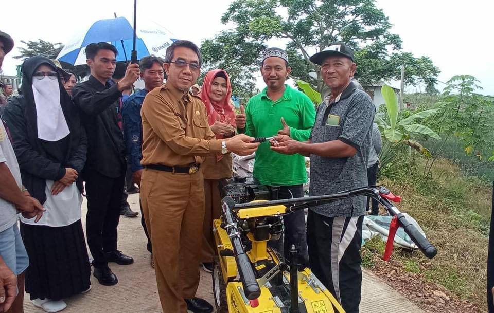10 Poktan mendapatkan bantuan Alsitan. Penyerahan turut disaksikan oleh kepala DTPHP Dyah Ratnaningrum, Camat Sangatta Utara Hasdiah Dohi, Ketua Dekranasda Kutim Ny Siti Robiah beserta para petani yang hadir dengan perasaan antusias