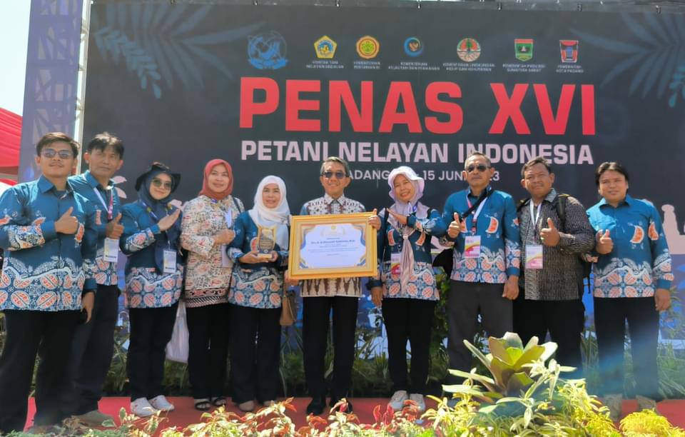 Penghargaan diserahkan kepada Bupati Kutim Ardiansyah Sulaiman dari Kepala BPPSDMP Kementan RI Prof Dedi Nursyamsi mewakili Menteri Pertanian RI sebelum acara ditutup sebagai bentuk apresiasi kepada para kepala daerah karena atas dukungannya terhadap kegiatan pertanian di daerahnya masing-masing