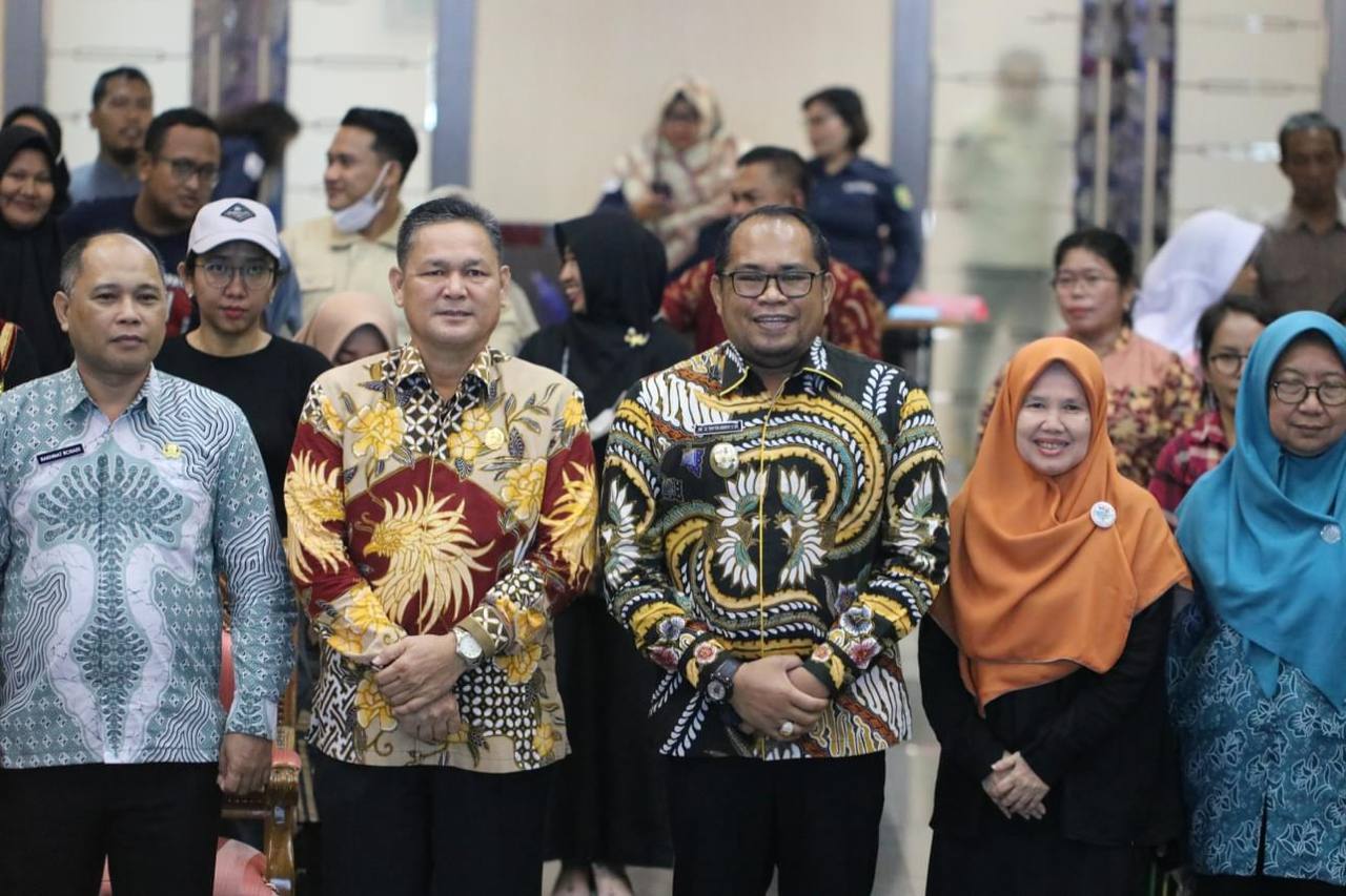 Wakil Bupati Kasmidi bulang menghadiri Kegiatan Lomba Bertutur tingkat Sekolah Dasar/Madrasah Ibtidaiyah (SD/MI) di Ruang Meranti, Kantor Bupati Kutim