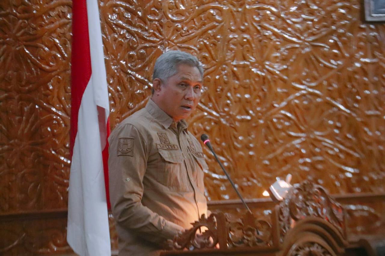 Rizali mengatakan bahwa komentar, saran dan kritik dari perwakilan Fraksi DPRD Kutim merupakan hal yang positif dan konstruktif serta diperlukan untuk membangun sinergitas antara kedua lembaga agar visi,misi dan tujuan pembangunan dapat tercapai dengan baik