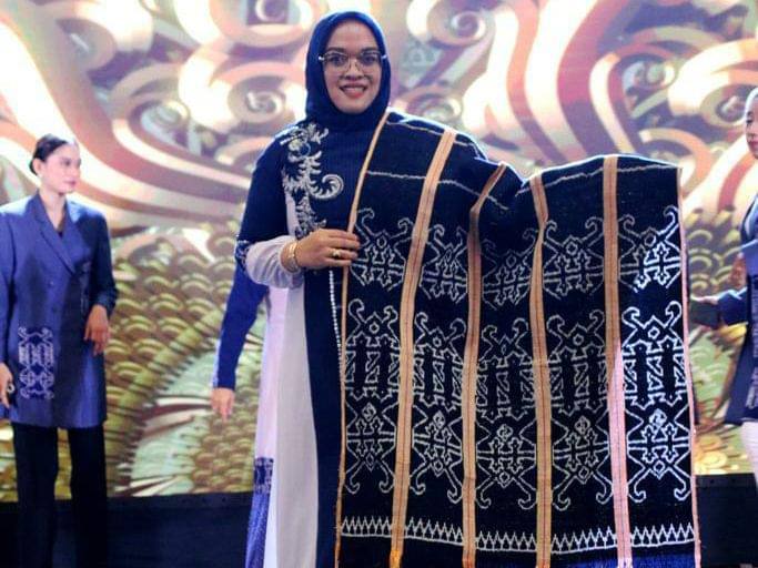 Salah satu produk unggulan Kabupaten Kutim yaitu Tenun Rakat berhasil mendapatkan sertifikat kekayaan intelektual (KIK) bersama dan diserahkan langsung oleh Kakanwil Kemenkumham Sofyan kepada pencipta Kain Tenun Rakat Tirah Satriani, istri dari Wakil Bupati Kutim Kasmidi Bulang