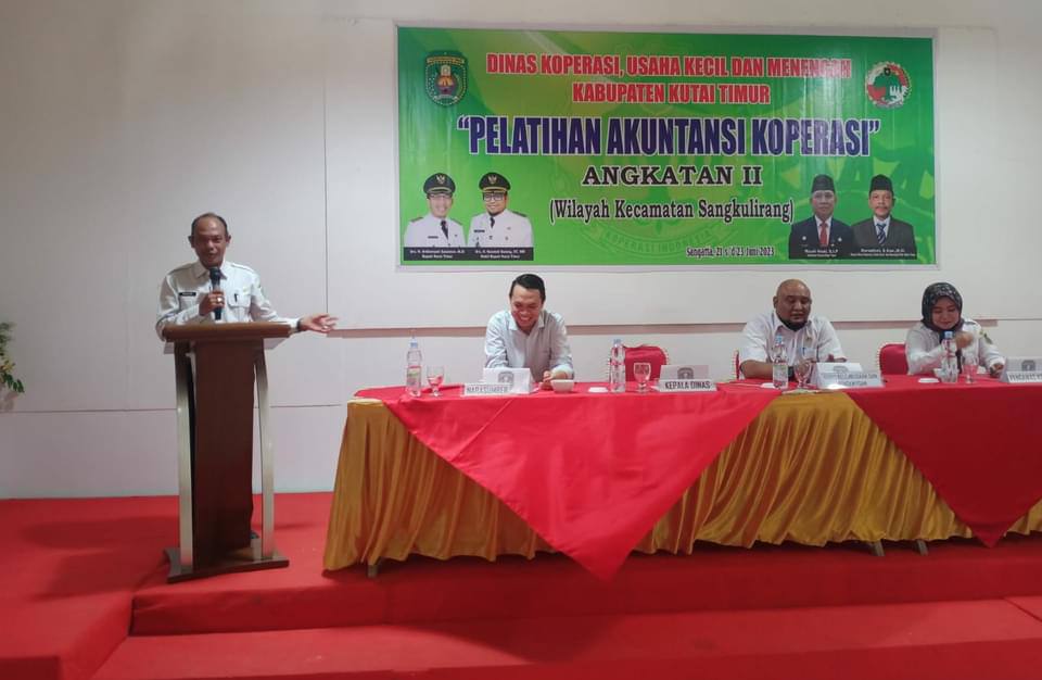Dinas Koperasi Usaha Kecil dan Menengah (Diskop UKM) Kabupaten Kutai Timur (Kutim) menggelar kegiatan pelatihan Akuntansi Koperasi di Cafe Teras Belad Kecamatan Sangatta Selatan dengan memgundang narasumber dari Pusat Pelayanan Terpadu Provinsi Kalimantan Timur