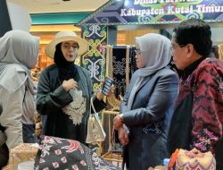 Desainer Kondang Ida Royani Tunjukkan Ketertarikan Terhadap Kain Tenun Rakat Saat Ajang Promosi Budaya di Jakarta