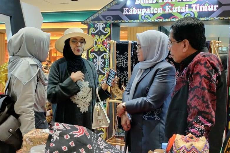 Desainer Kondang ternama Ida Royani ingin membantu mengembangkan dan mempromosikan produk tersebut.