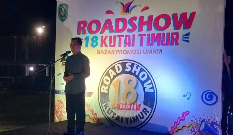 Bupati Kutai Timur H.Ardiansyah Sulaiman,. M.Si membuka kegiatan Bazaar UMKM secara resmi yang digelar oleh Dinas Koperasi dan Usaha Menengah Kecil (Diskop UKM)