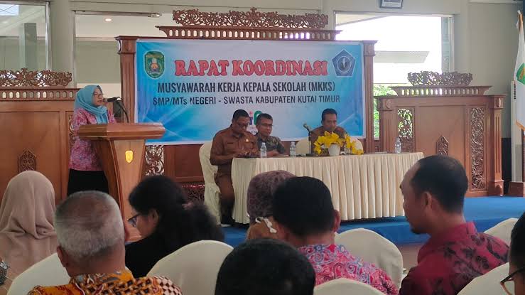 Rapat Koordinasi (Rakor) Musyawarah Kerja Kepala Sekolah (MKKS) Negeri dan Swasta di Pendopo Rumah Jabatan Bupati Kutim
