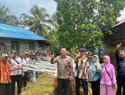 Seno Aji Serahkan Combine Harverst ke Gapoktan Kukar