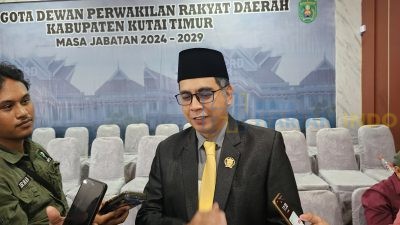 Karangan Bunga Kritik Tajam, Pimpinan DPRD Kutim Tanggapi Santai